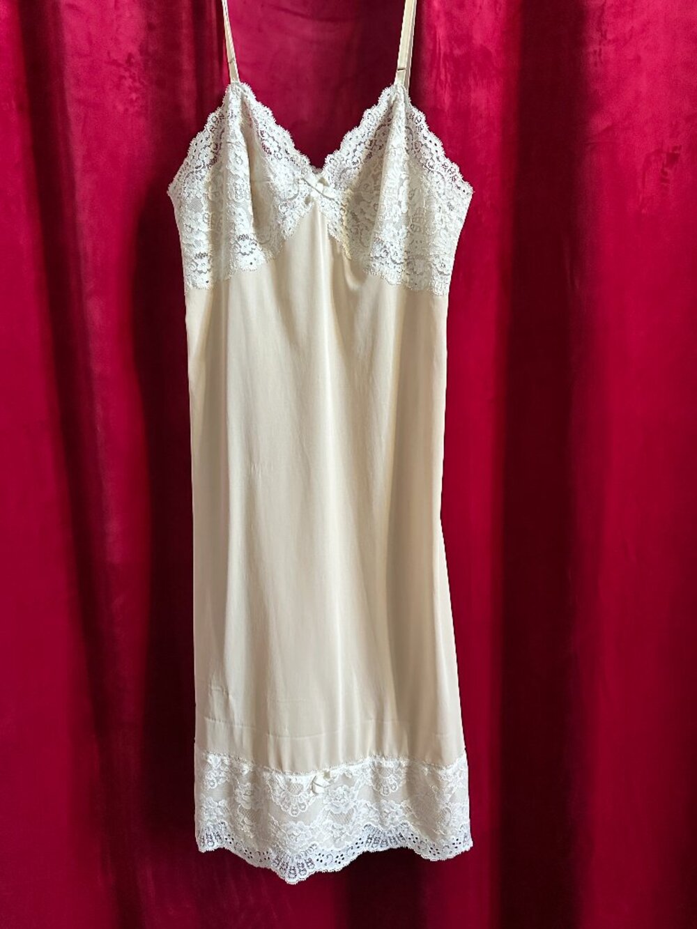 VTG Vanity Fair Nude Cream Lace Bows Midi Full Slip Sz 32